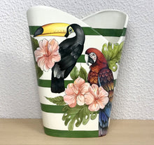 Carregar imagem no visualizador da galeria, Vaso Decorativo de Cerâmica, Produzido e Pintado à Mão, Pássaros Tropicais, Tucanos e Arara, Peça Autoral, Natureza na Decoração