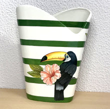 Carregar imagem no visualizador da galeria, Vaso Decorativo de Cerâmica, Produzido e Pintado à Mão, Pássaros Tropicais, Tucanos e Arara, Peça Autoral, Natureza na Decoração