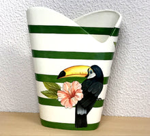 Carregar imagem no visualizador da galeria, Vaso Decorativo de Cerâmica, Produzido e Pintado à Mão, Pássaros Tropicais, Tucanos e Arara, Peça Autoral, Natureza na Decoração
