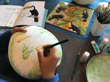 Carregar imagem no visualizador da galeria, Jarra de Cerâmica tropical Tucano 25cm