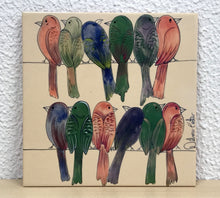 Carregar imagem no visualizador da galeria, Azulejo 20cm, pintado à mão, tema varal de pássaros, colorido, quadro decorativo, para penduarar, art, cerâmica