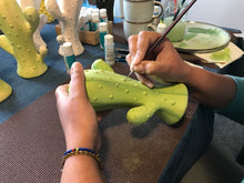 Carregar imagem no visualizador da galeria, Cacto de cerâmica pintado à mão, decorativo 20 x 15 cm