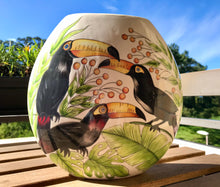 Carregar imagem no visualizador da galeria, Jarra de Cerâmica tropical Tucano 25cm