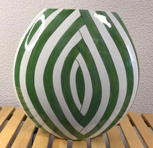 Carregar imagem no visualizador da galeria, Jarra de Cerâmica tropical Tucano 25cm