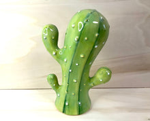 Carregar imagem no visualizador da galeria, Cacto de cerâmica pintado à mão, decorativo 20 x 15 cm