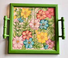Carregar imagem no visualizador da galeria, Bandeja de Madeira com azulejos pintados à mão - Floral 42 x 37cm