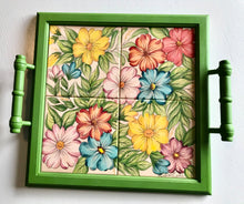 Carregar imagem no visualizador da galeria, Bandeja de Madeira com azulejos pintados à mão - Floral 42 x 37cm