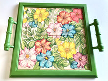 Carregar imagem no visualizador da galeria, Bandeja de Madeira com azulejos pintados à mão - Floral 42 x 37cm