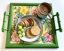 Carregar imagem no visualizador da galeria, Bandeja de Madeira com azulejos pintados à mão - Floral 42 x 37cm