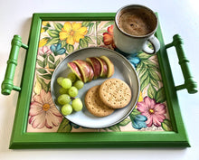 Carregar imagem no visualizador da galeria, Bandeja de Madeira com azulejos pintados à mão - Floral 42 x 37cm