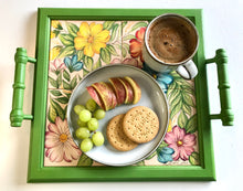 Carregar imagem no visualizador da galeria, Bandeja de Madeira com azulejos pintados à mão - Floral 42 x 37cm