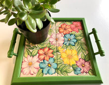 Carregar imagem no visualizador da galeria, Bandeja de Madeira com azulejos pintados à mão - Floral 42 x 37cm