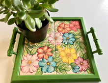 Carregar imagem no visualizador da galeria, Bandeja de Madeira com azulejos pintados à mão - Floral 42 x 37cm