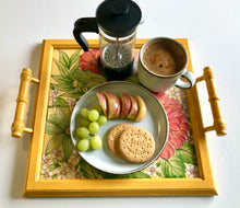 Carregar imagem no visualizador da galeria, Bandeja de Madeira com azulejos pintados à mão - Floral 42 x 37cm