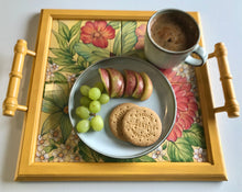 Carregar imagem no visualizador da galeria, Bandeja de Madeira com azulejos pintados à mão - Floral 42 x 37cm