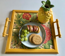Carregar imagem no visualizador da galeria, Bandeja de Madeira com azulejos pintados à mão - Floral 42 x 37cm