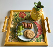 Carregar imagem no visualizador da galeria, Bandeja de Madeira com azulejos pintados à mão - Floral 42 x 37cm