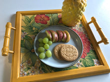 Carregar imagem no visualizador da galeria, Bandeja de Madeira com azulejos pintados à mão - Floral 42 x 37cm
