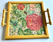 Carregar imagem no visualizador da galeria, Bandeja de Madeira com azulejos pintados à mão - Floral 42 x 37cm
