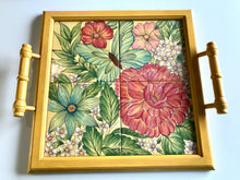 Carregar imagem no visualizador da galeria, Bandeja de Madeira com azulejos pintados à mão - Floral 42 x 37cm
