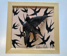 Carregar imagem no visualizador da galeria, Quadro Azulejo Andorinha, Tradicional/Preto - 24x24cm