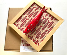 Carregar imagem no visualizador da galeria, Quadro Azulejo Sardinha, Listrado/Vermelho - 24x24cm