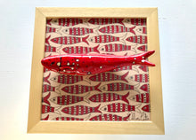 Carregar imagem no visualizador da galeria, Quadro Azulejo Sardinha, Listrado/Vermelho - 24x24cm