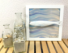 Carregar imagem no visualizador da galeria, Quadro Azulejo Sardinha, leveza do mar, simples assim - 24x24cm