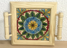 Carregar imagem no visualizador da galeria, Mini Bandeja de madeira com lindo azulejo pintado á mão