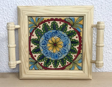 Carregar imagem no visualizador da galeria, Mini Bandeja de madeira com lindo azulejo pintado á mão