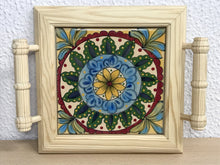 Carregar imagem no visualizador da galeria, Mini Bandeja de madeira com lindo azulejo pintado á mão