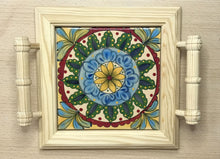 Carregar imagem no visualizador da galeria, Mini Bandeja de madeira com lindo azulejo pintado á mão