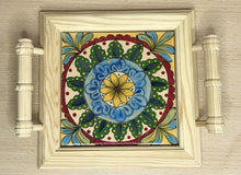 Carregar imagem no visualizador da galeria, Mini Bandeja de madeira com lindo azulejo pintado á mão