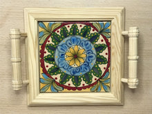 Carregar imagem no visualizador da galeria, Mini Bandeja de madeira com lindo azulejo pintado á mão