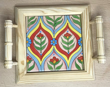 Carregar imagem no visualizador da galeria, Mini Bandeja de madeira com lindo azulejo pintado à mão