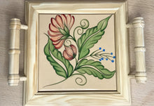 Carregar imagem no visualizador da galeria, Mini Bandeja de madeira com lindo azulejo pintado à mão
