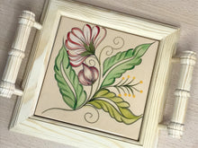 Carregar imagem no visualizador da galeria, Mini Bandeja de madeira com lindo azulejo pintado à mão