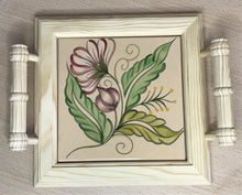 Carregar imagem no visualizador da galeria, Mini Bandeja de madeira com lindo azulejo pintado à mão