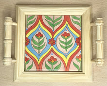 Carregar imagem no visualizador da galeria, Mini Bandeja de madeira com lindo azulejo pintado à mão