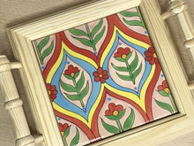 Carregar imagem no visualizador da galeria, Mini Bandeja de madeira com lindo azulejo pintado à mão