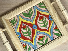 Carregar imagem no visualizador da galeria, Mini Bandeja de madeira com lindo azulejo pintado à mão