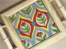 Carregar imagem no visualizador da galeria, Mini Bandeja de madeira com lindo azulejo pintado à mão