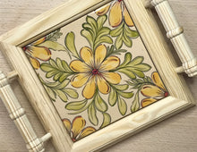 Carregar imagem no visualizador da galeria, Mini Bandeja de madeira com lindo azulejo pintado á mão