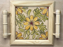 Carregar imagem no visualizador da galeria, Mini Bandeja de madeira com lindo azulejo pintado á mão