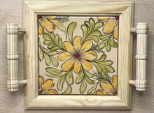 Carregar imagem no visualizador da galeria, Mini Bandeja de madeira com lindo azulejo pintado á mão