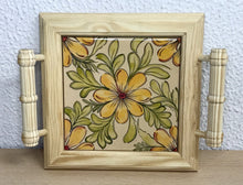 Carregar imagem no visualizador da galeria, Mini Bandeja de madeira com lindo azulejo pintado á mão