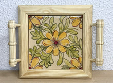 Carregar imagem no visualizador da galeria, Mini Bandeja de madeira com lindo azulejo pintado á mão
