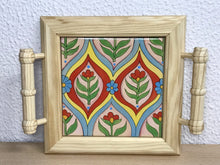 Carregar imagem no visualizador da galeria, Mini Bandeja de madeira com lindo azulejo pintado à mão