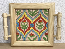 Carregar imagem no visualizador da galeria, Mini Bandeja de madeira com lindo azulejo pintado à mão
