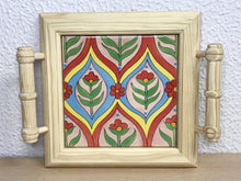 Carregar imagem no visualizador da galeria, Mini Bandeja de madeira com lindo azulejo pintado à mão